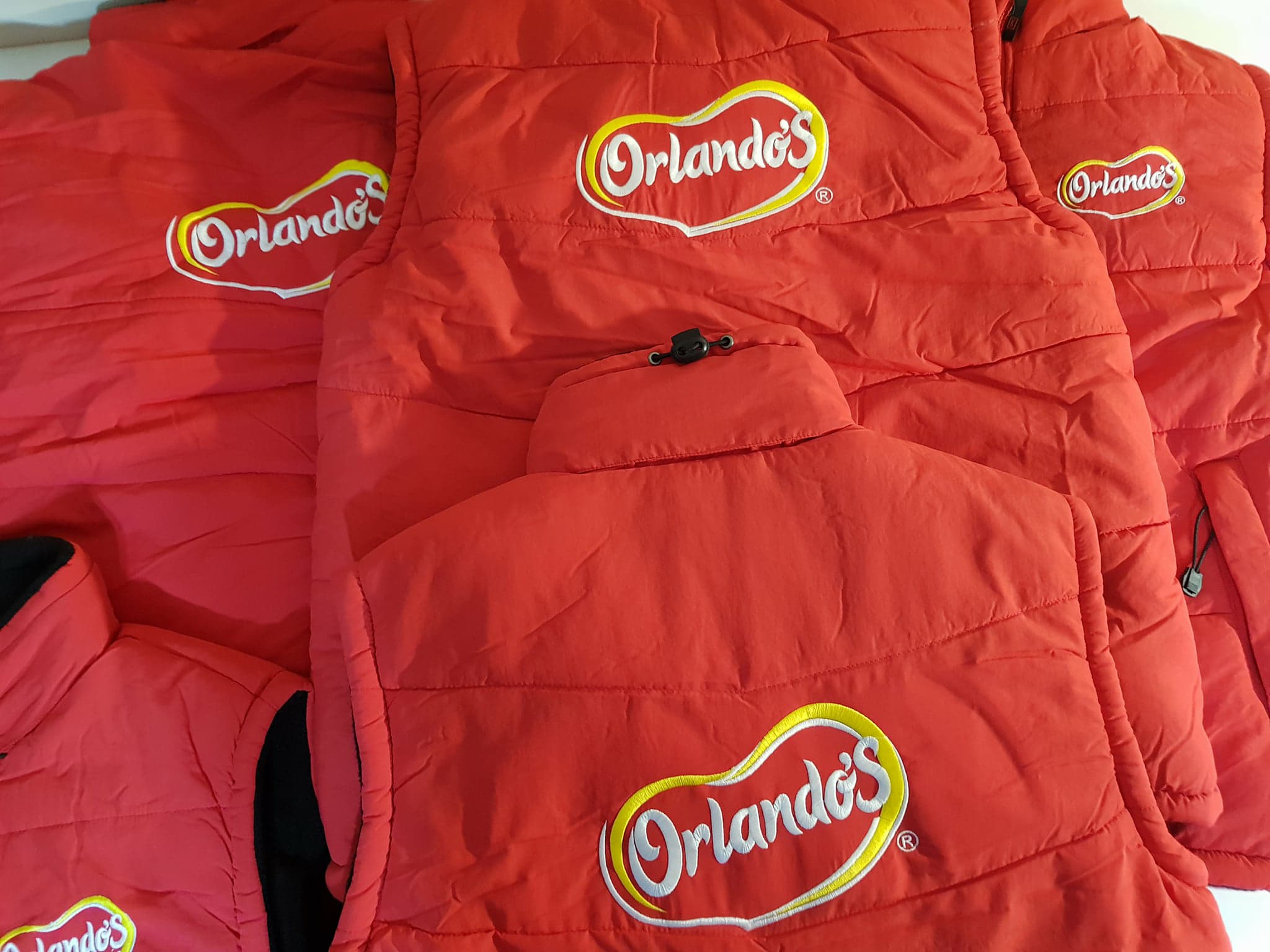 Broderie logo Orlando's pe vestă de lucru
