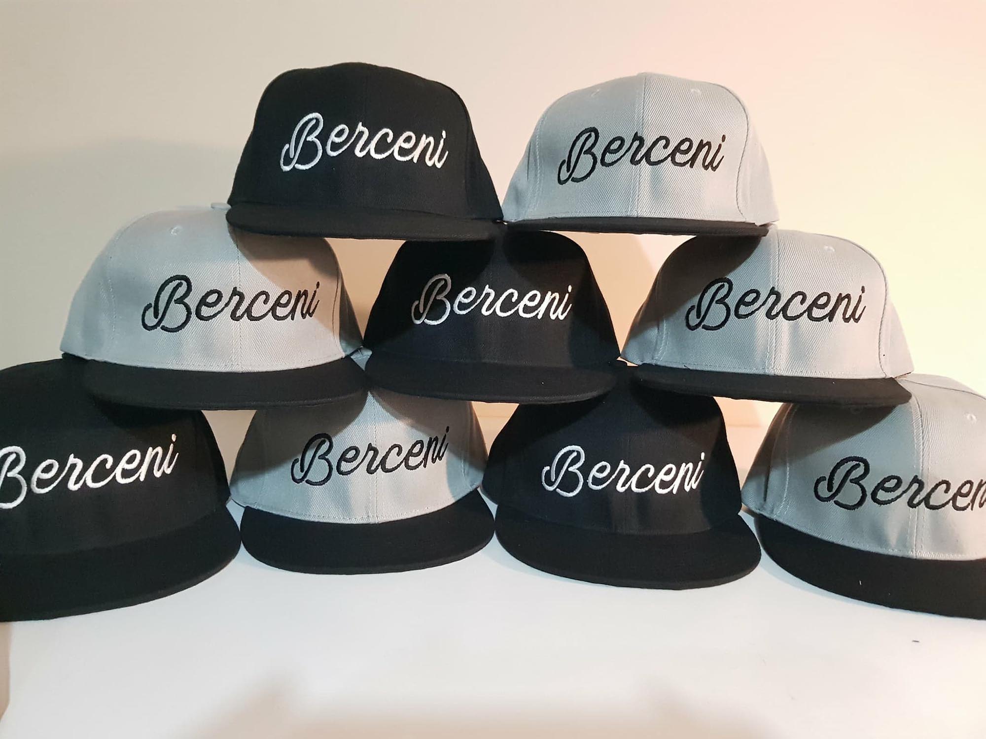 Broderie text Berceni pe sepci